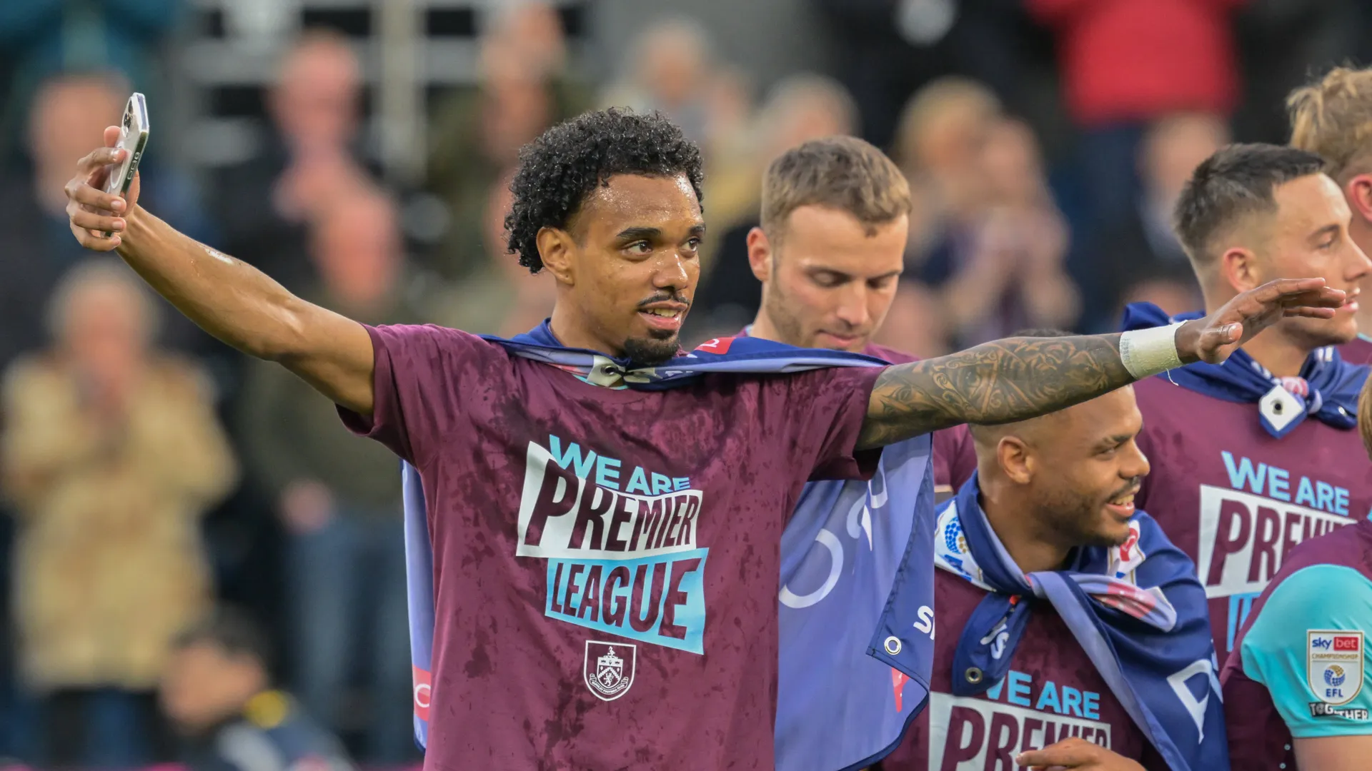 Lucas Pires celebra acesso do Burnley &agrave; elite