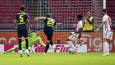 Ainda coube mais um gol do Feyenoord na retomada do baile contra o Ajax