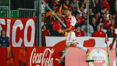 Internacional sofre com o Delf&iacute;n, mas vence e vai aos playoffs da Sul-Americana