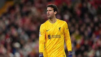Fora contra o City, Alisson j&aacute; tem previs&atilde;o de retorno ao gol do Liverpool