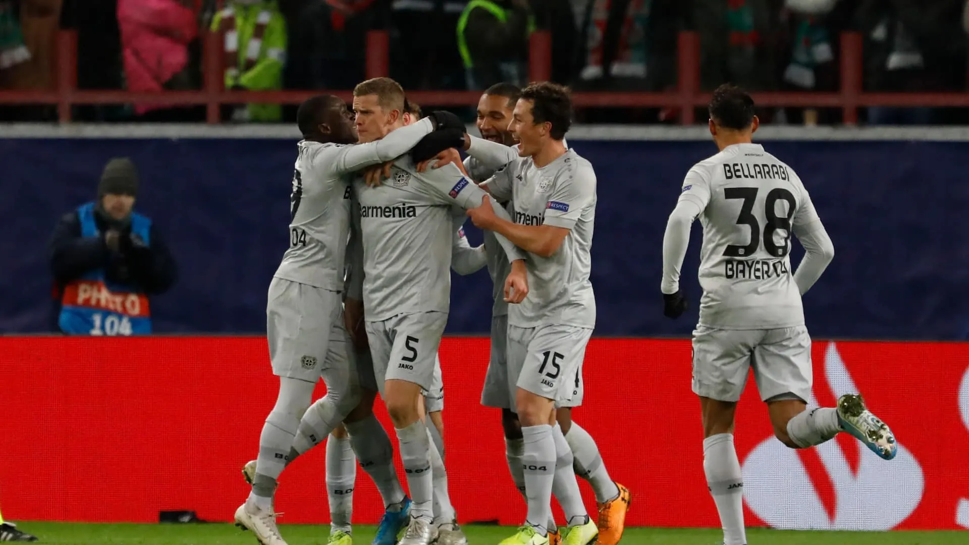 De Ar&aacute;nguiz, para Bender, para as redes: Leverkusen fez um gola&ccedil;o e venceu em Moscou