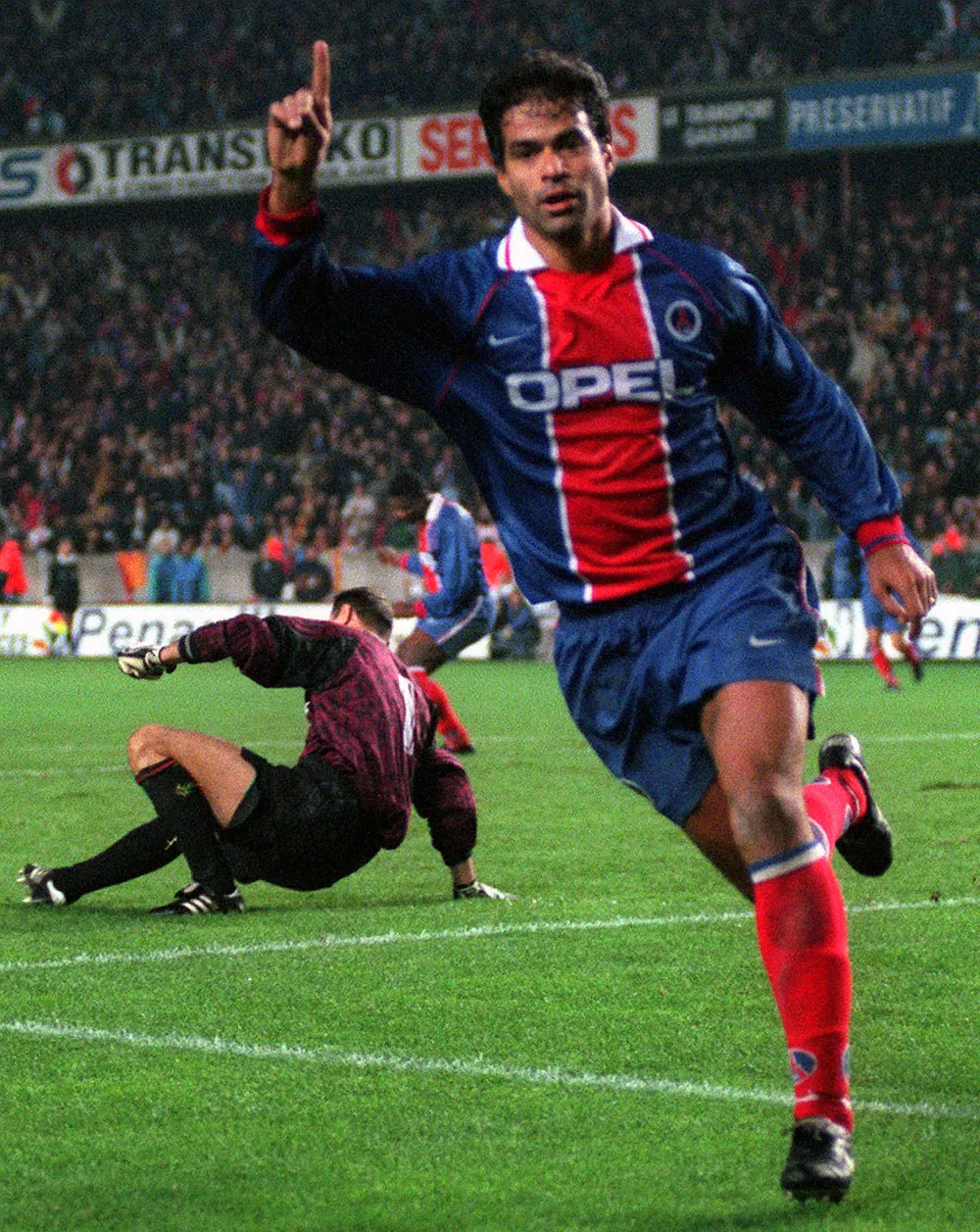 Ra&iacute;, que foi &iacute;dolo do S&atilde;o Paulo, fez hist&oacute;ria tamb&eacute;m no PSG (AP PHOTO/Michel Lipchitz)