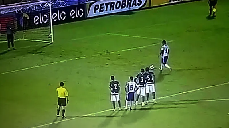 Jogador do Santo Andr&eacute; tenta dar uma de espertinho no p&ecirc;nalti, mas quebra a cara