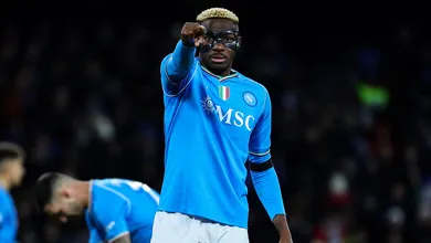 Quem tem Osimhen, n&atilde;o precisa de mais nada: Napoli vence Cagliari no sufoco e respira na Serie A