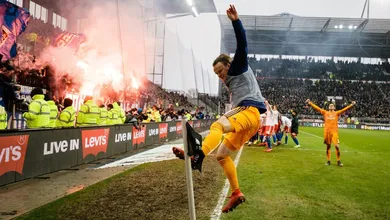Uma por&ccedil;&atilde;o de fotografias espetaculares do d&eacute;rbi entre St. Pauli e Hamburgo
