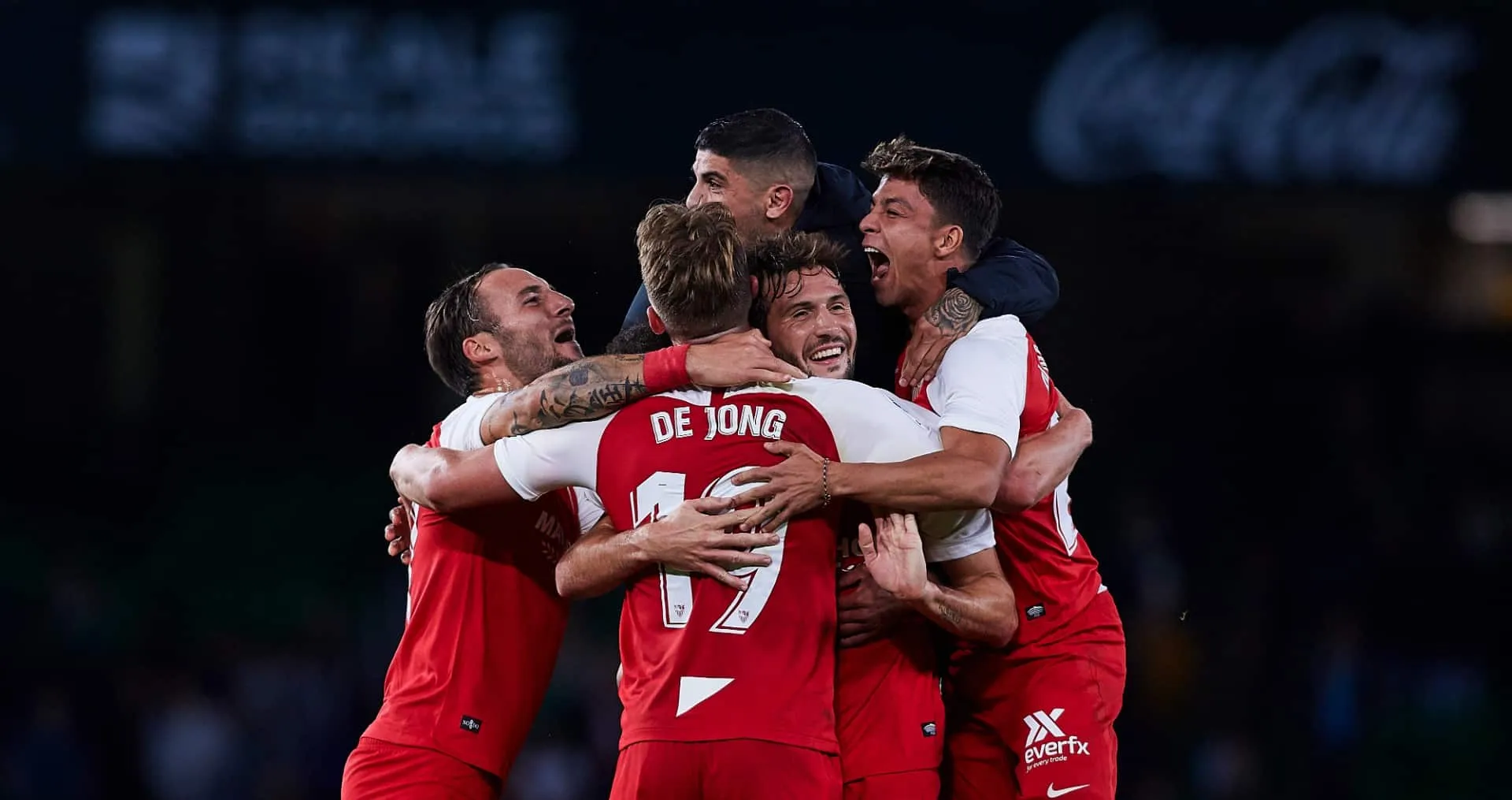 Dentro da casa dos rivais, o Sevilla faturou o cl&aacute;ssico contra o Betis e entrou na zona da Champions