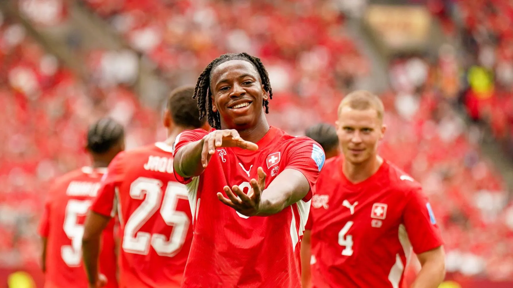 Johan Manzambi comemora gol pela Su&iacute;&ccedil;a (Foto: IMAGO/ STEINSIEK.CH)