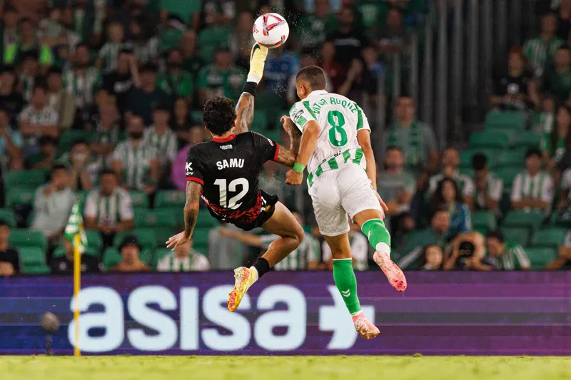 Vitor Roque, do Betis, disputa com Samuel Costa, do Mallorca, durante jogo de La Liga