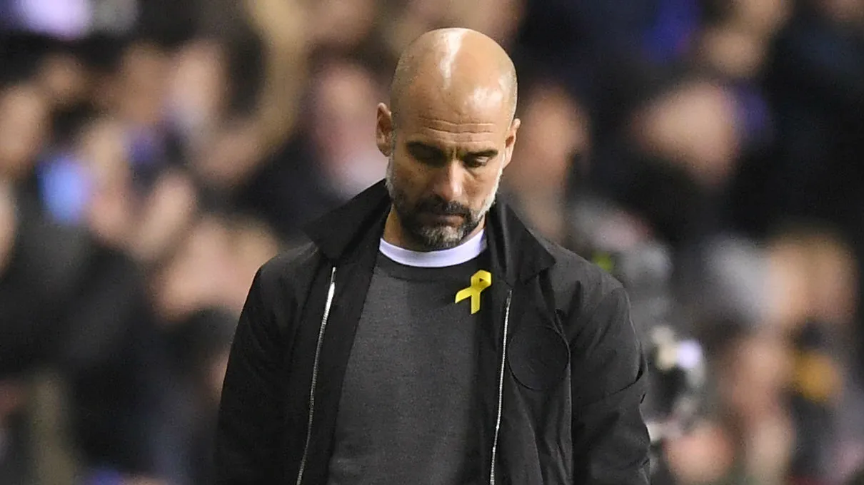 Guardiola &eacute; denunciado pela Federa&ccedil;&atilde;o Inglesa por usar la&ccedil;o pela independ&ecirc;ncia da Catalunha