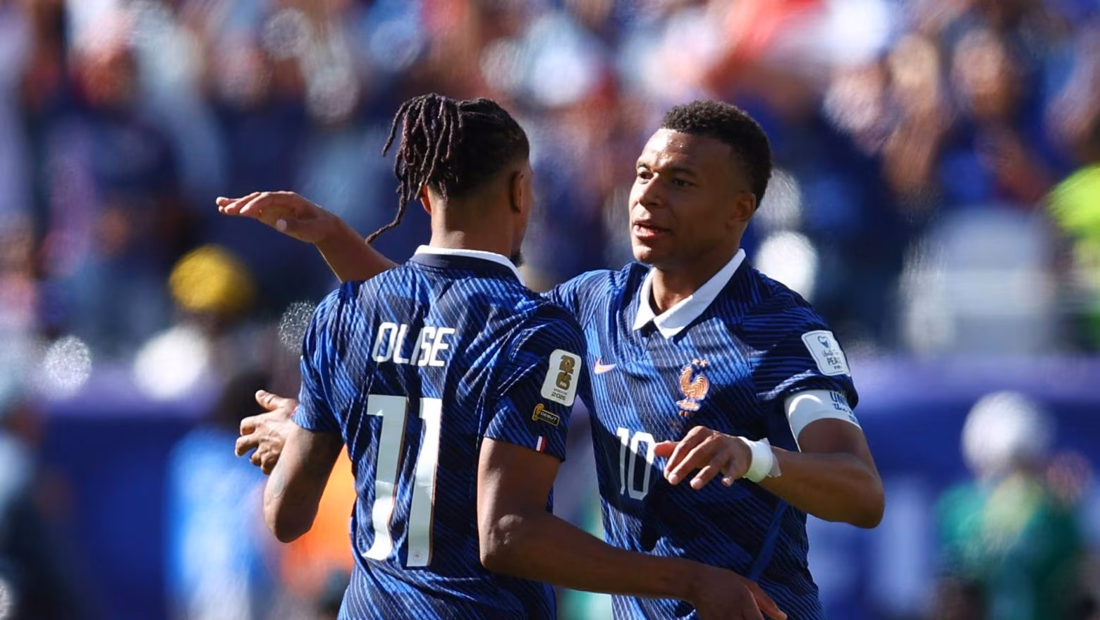 Olise e Mbappe ap&oacute;s gol da sele&ccedil;&atilde;o francesa