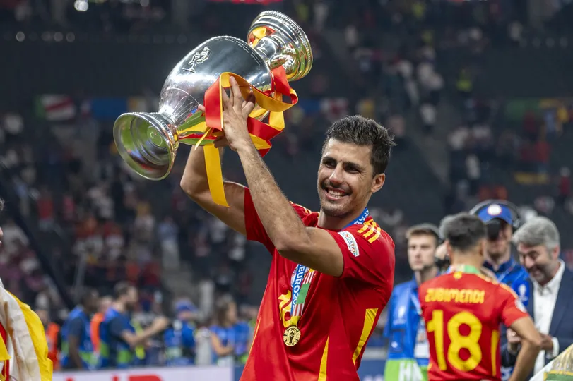 Rodri ergue trof&eacute;u da Euro