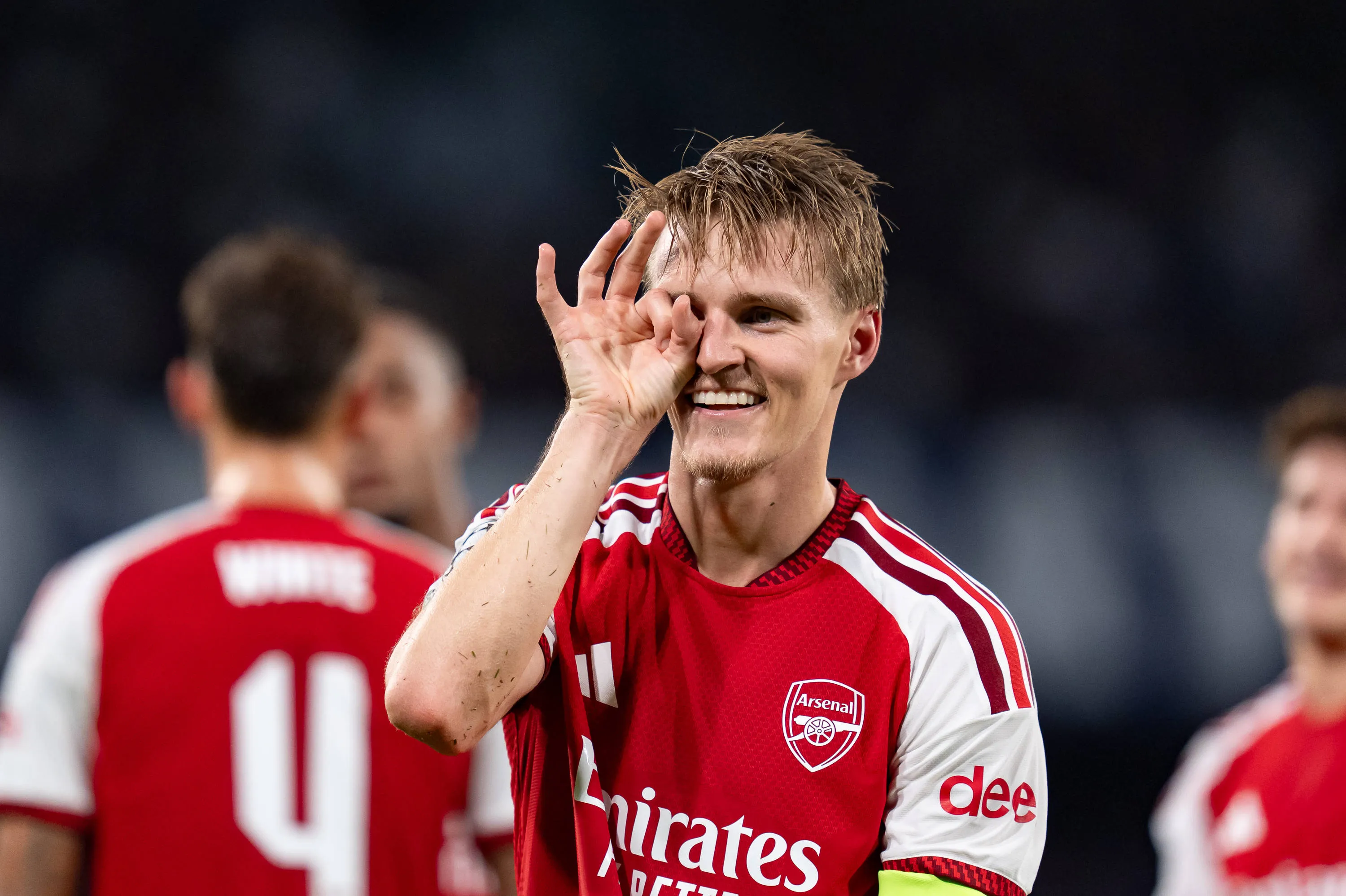 Odegaard celebra gol pelo Arsenal