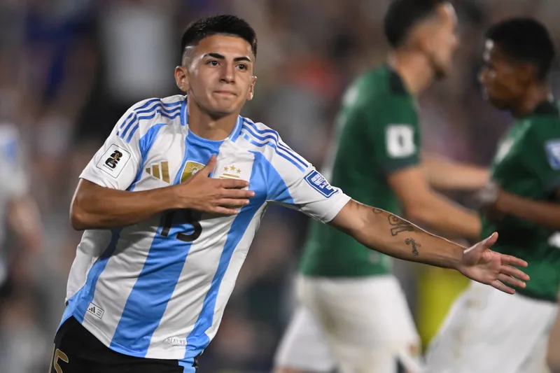 Thiago Almada, do Botafogo, marcou na vit&oacute;ria da Argentina sobre a Bol&iacute;via 