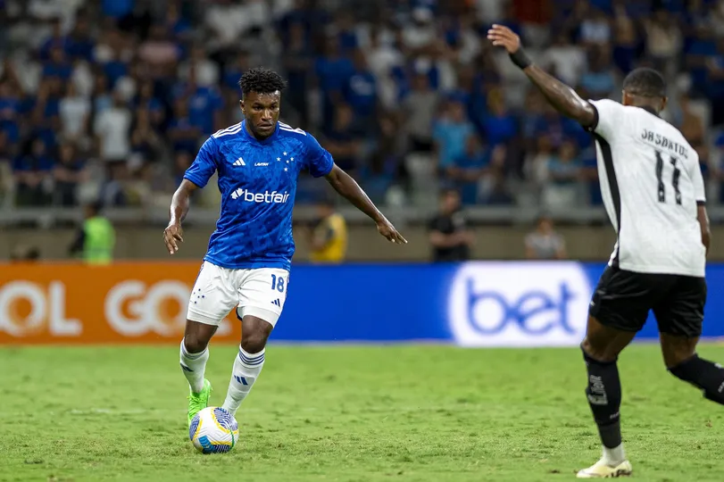 Jos&eacute; Cifuentes chegou com status de jogador de sele&ccedil;&atilde;o, mas pouco fez em seus primeiros meses de Cruzeiro