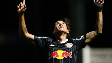 Bragantino conta com falha e azar do Vasco para vencer a primeira no Brasileiro