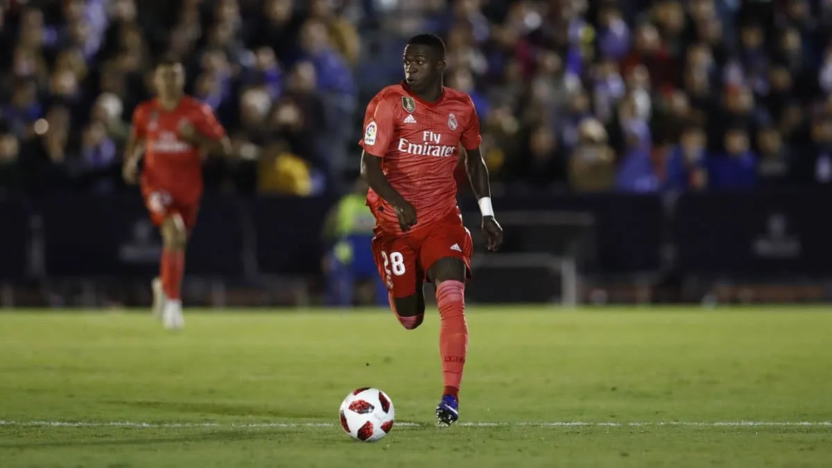 Elogiado pela imprensa de Madri, assim foi o primeiro jogo de Vin&iacute;cius J&uacute;nior como titular no Real