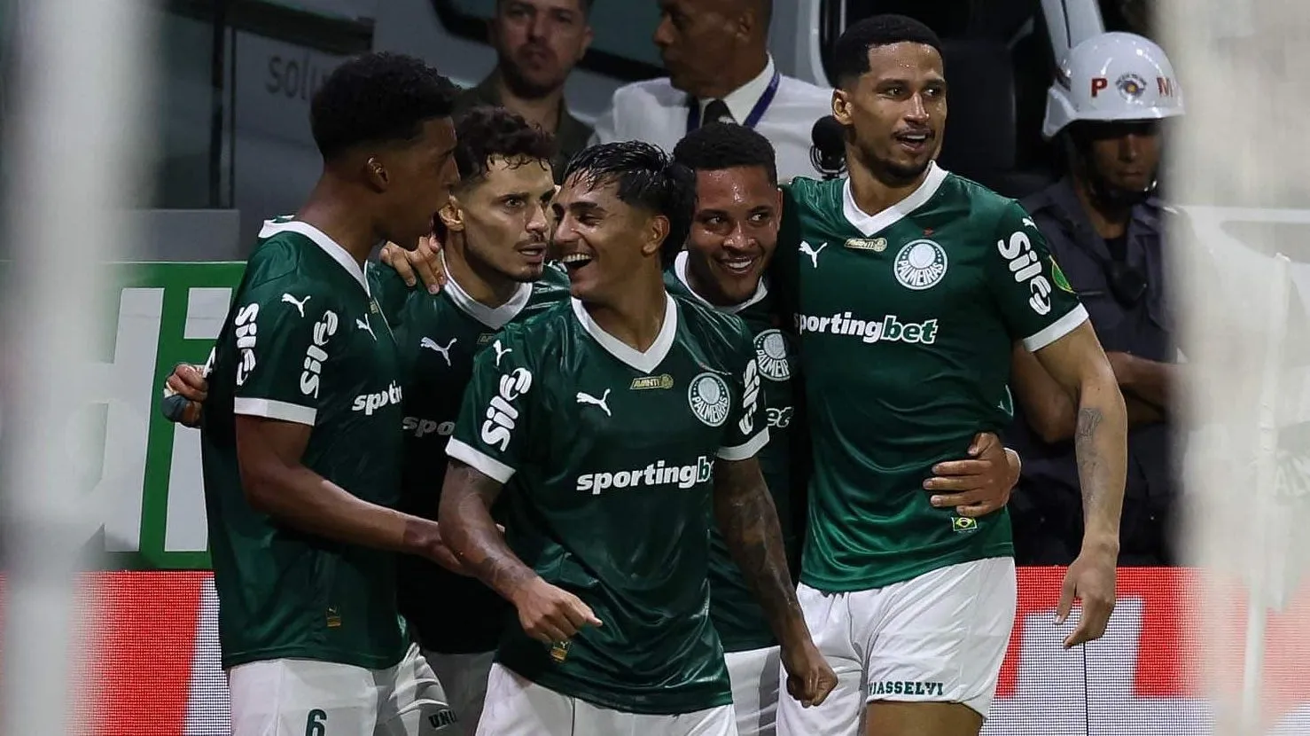 Vitor Roque estreia bem, mas torcida do Palmeiras rouba a cena em classifica&ccedil;&atilde;o