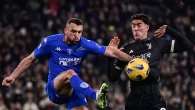 Vlahovic at&eacute; tentou salvar Milik (expulso), mas o Empoli foi valente e arrancou empate contra a Juventus