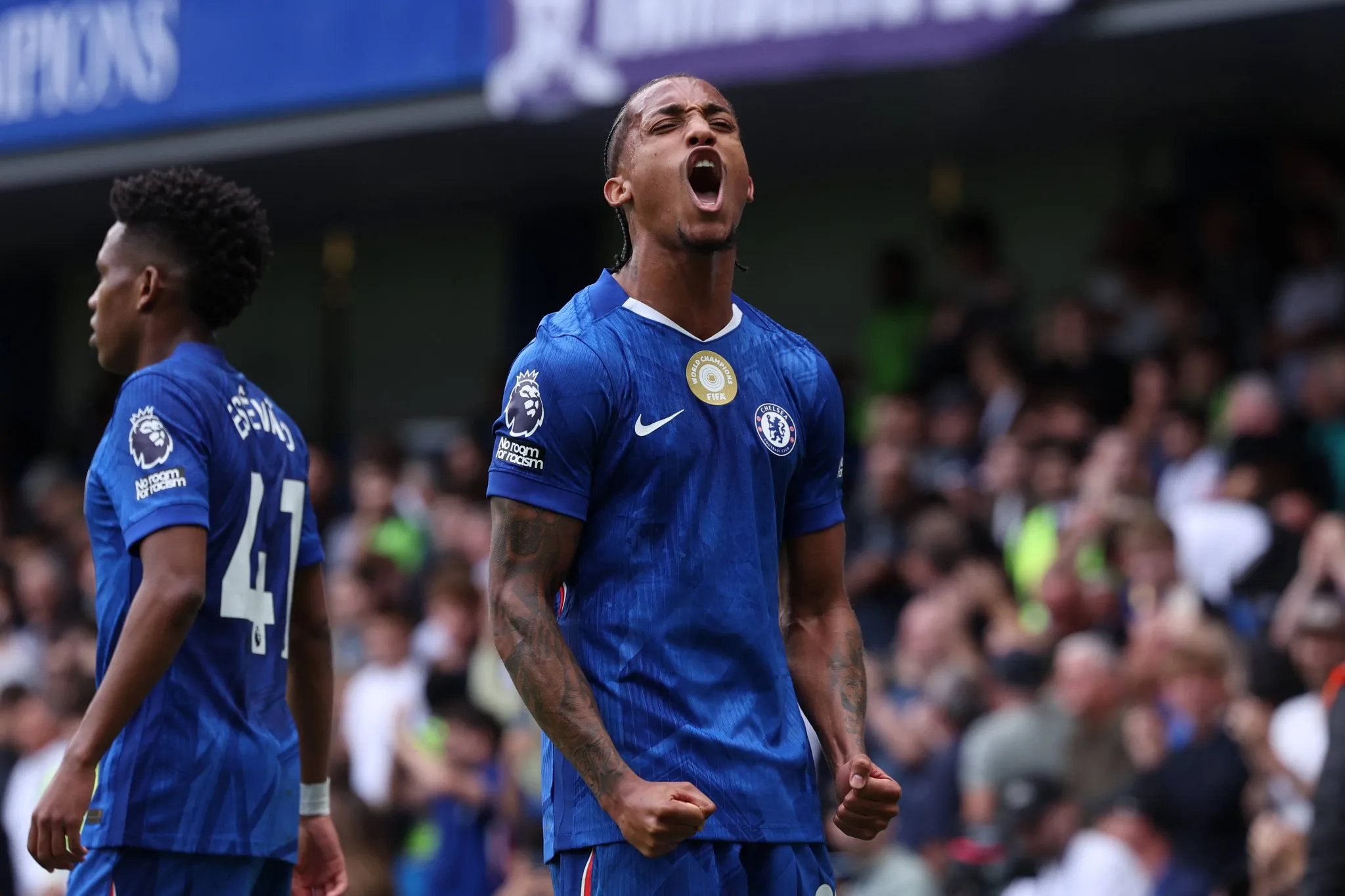 Jo&atilde;o Pedro celebra gol pelo Chelsea