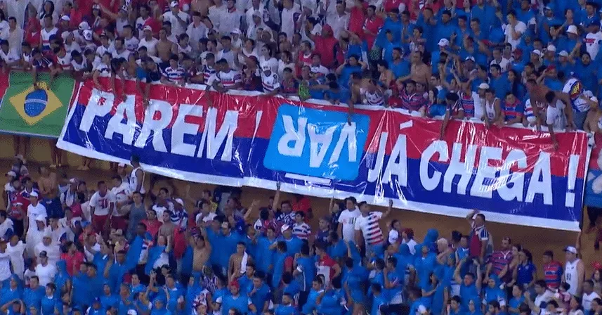 No Cl&aacute;ssico-Rei vencido pelo Fortaleza, a censura do &aacute;rbitro a uma faixa contra o VAR deu mais visibilidade ao protesto