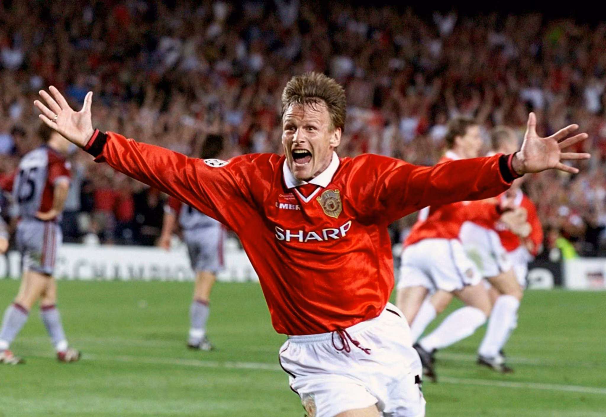Teddy Sheringham pelo Manchester United durante final da Champions League contra o Bayern de Munique, em 1999 (Foto: Imago/PA Images)