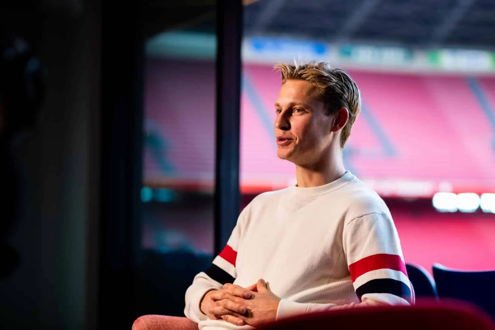 Frenkie de Jong conta como os veteranos holandeses do Bar&ccedil;a influenciaram sua transfer&ecirc;ncia