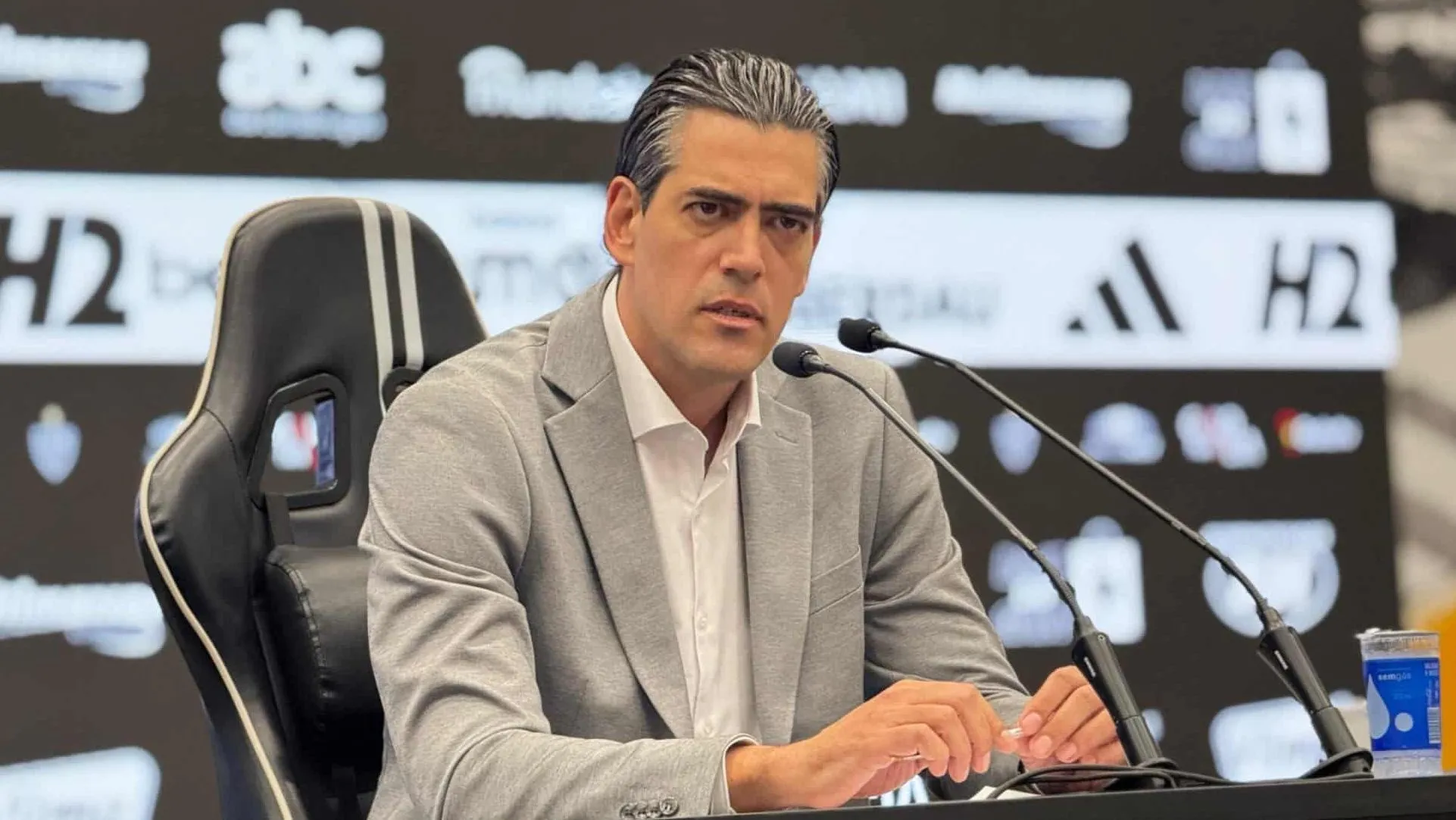 O que o executivo de futebol do Atl&eacute;tico-MG foi fazer em visita ao Arsenal