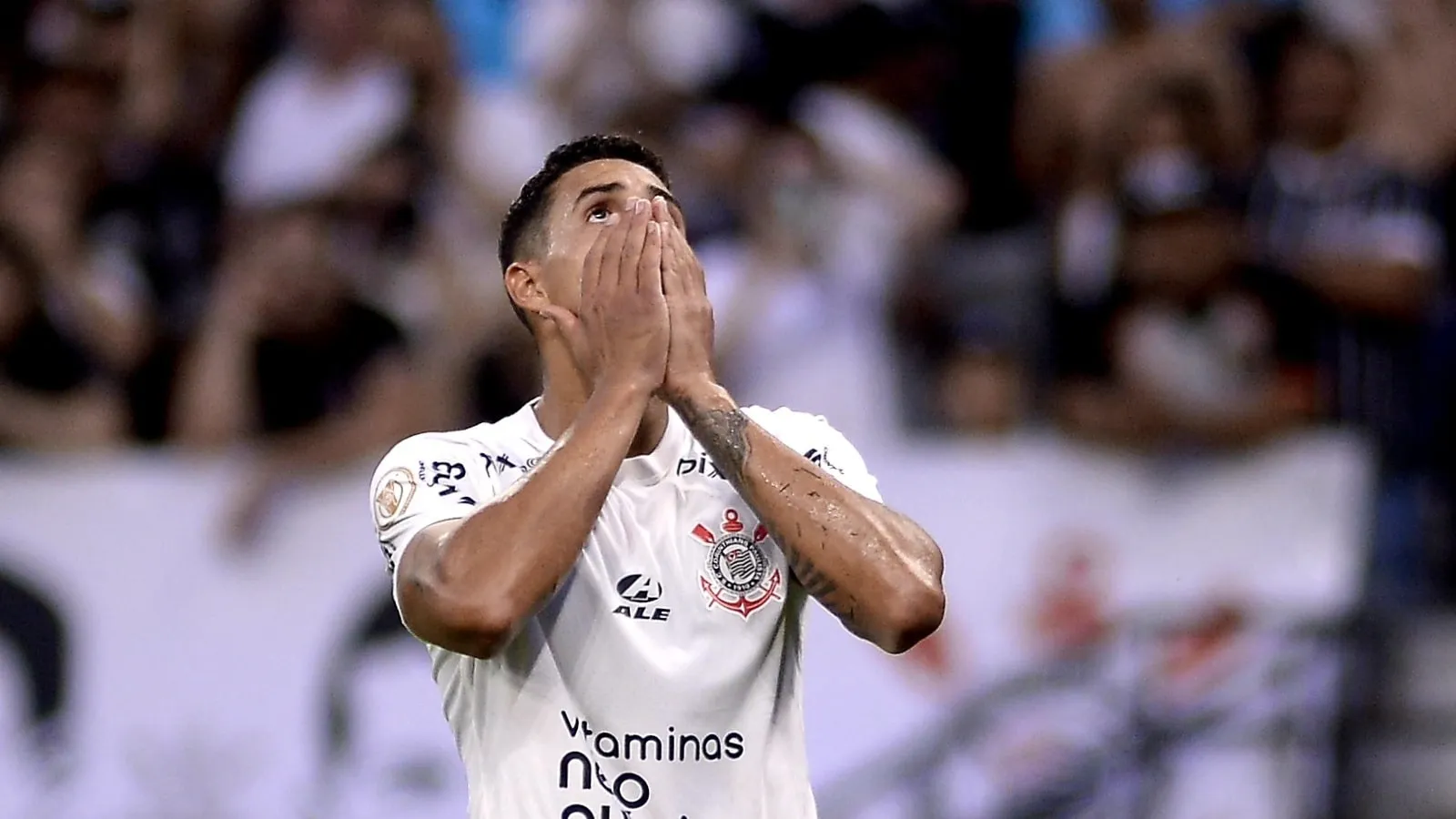 Corinthians rebate Ver&iacute;ssimo e mostra e-mails &ndash; n&atilde;o retornados &ndash; para comprovar vers&atilde;o