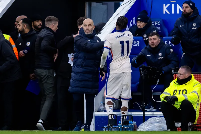 Madueke cumprimeta Maresca ao ser substitu&iacute;do durante jogo do Chelsea 
