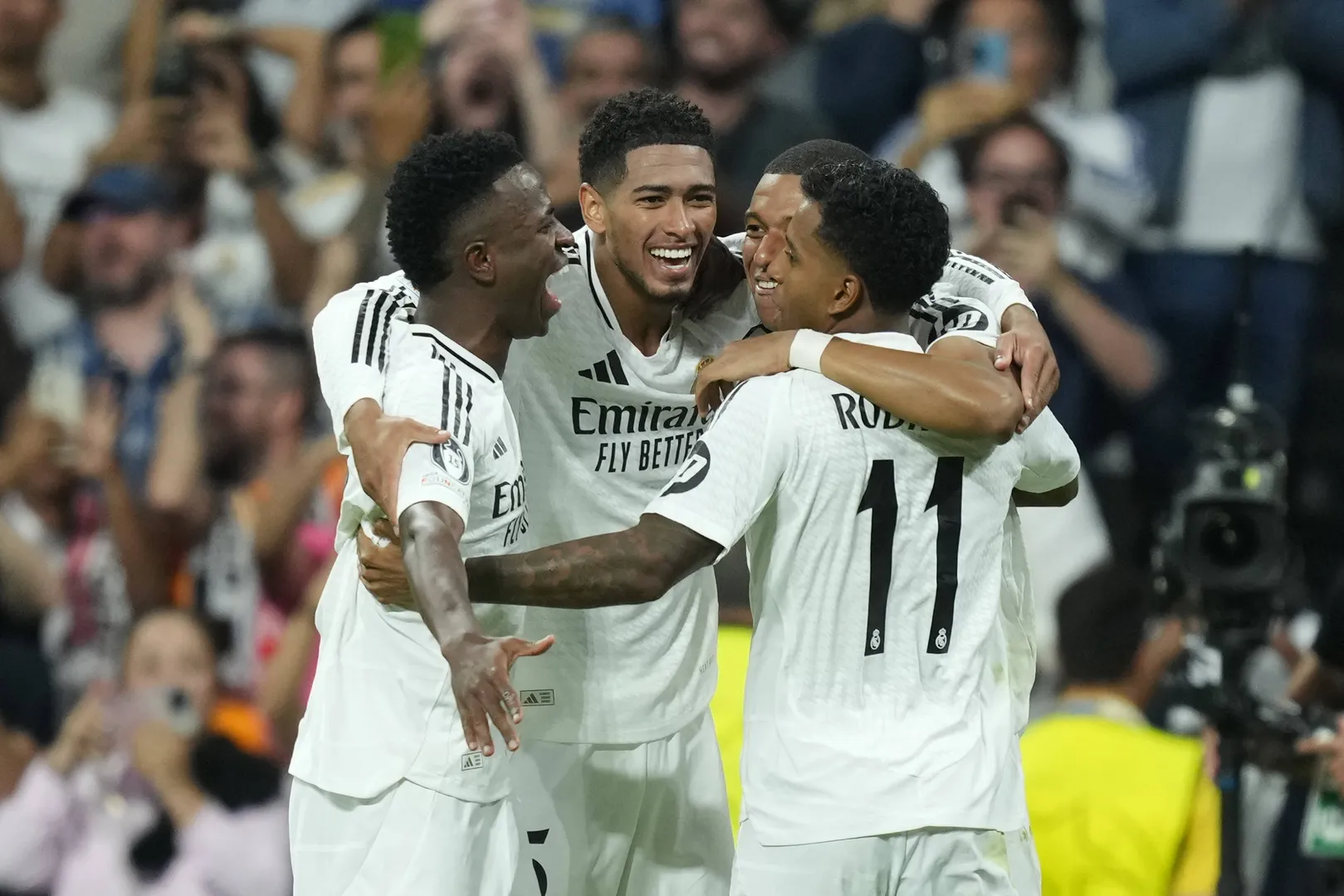 Vinicius J&uacute;nior, Bellingham, Mbapp&eacute; e Rodrygo comemoram gol do Real Madrid