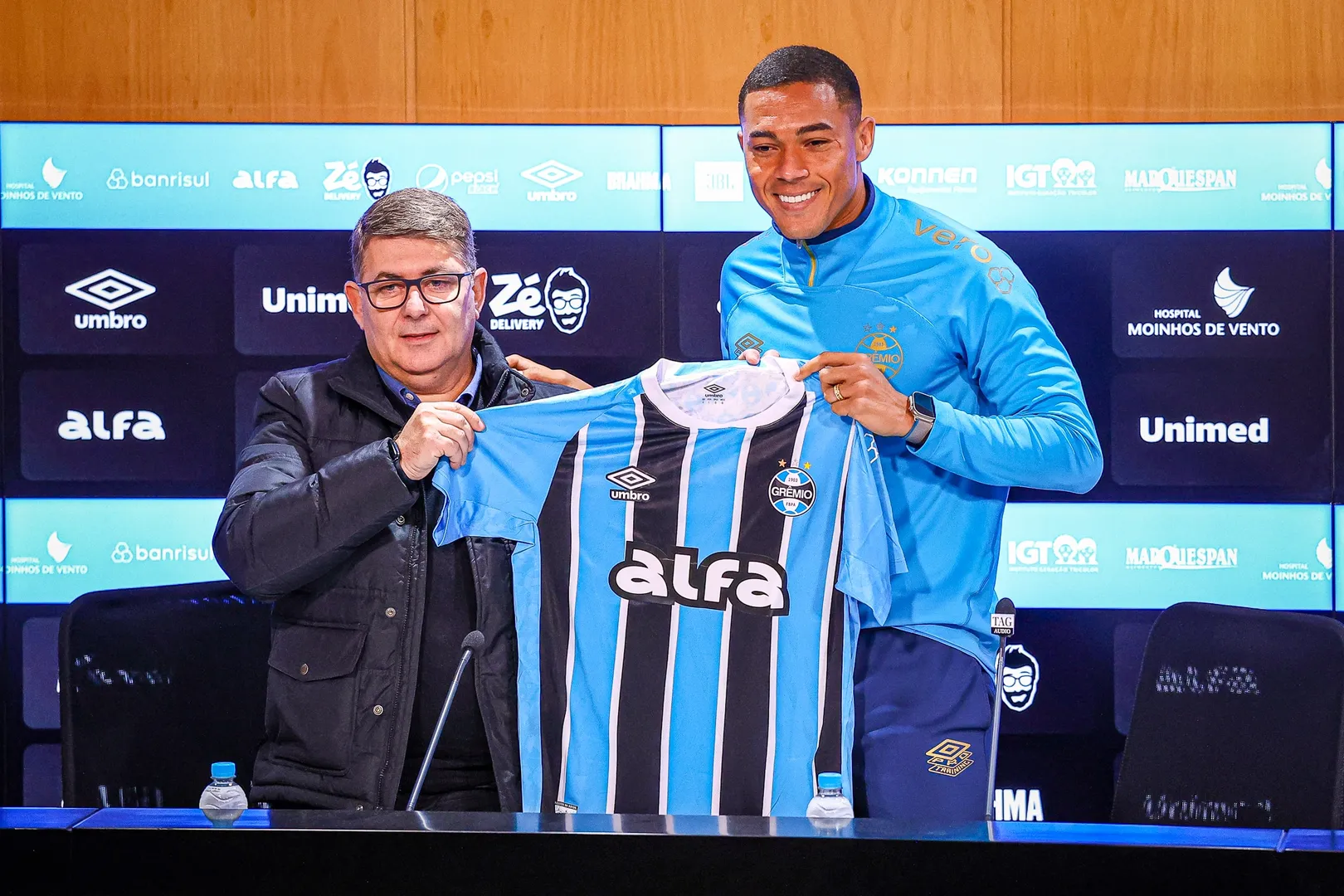 Carlos Vin&iacute;cius posa com camisa do Gr&ecirc;mio durante apresenta&ccedil;&atilde;o