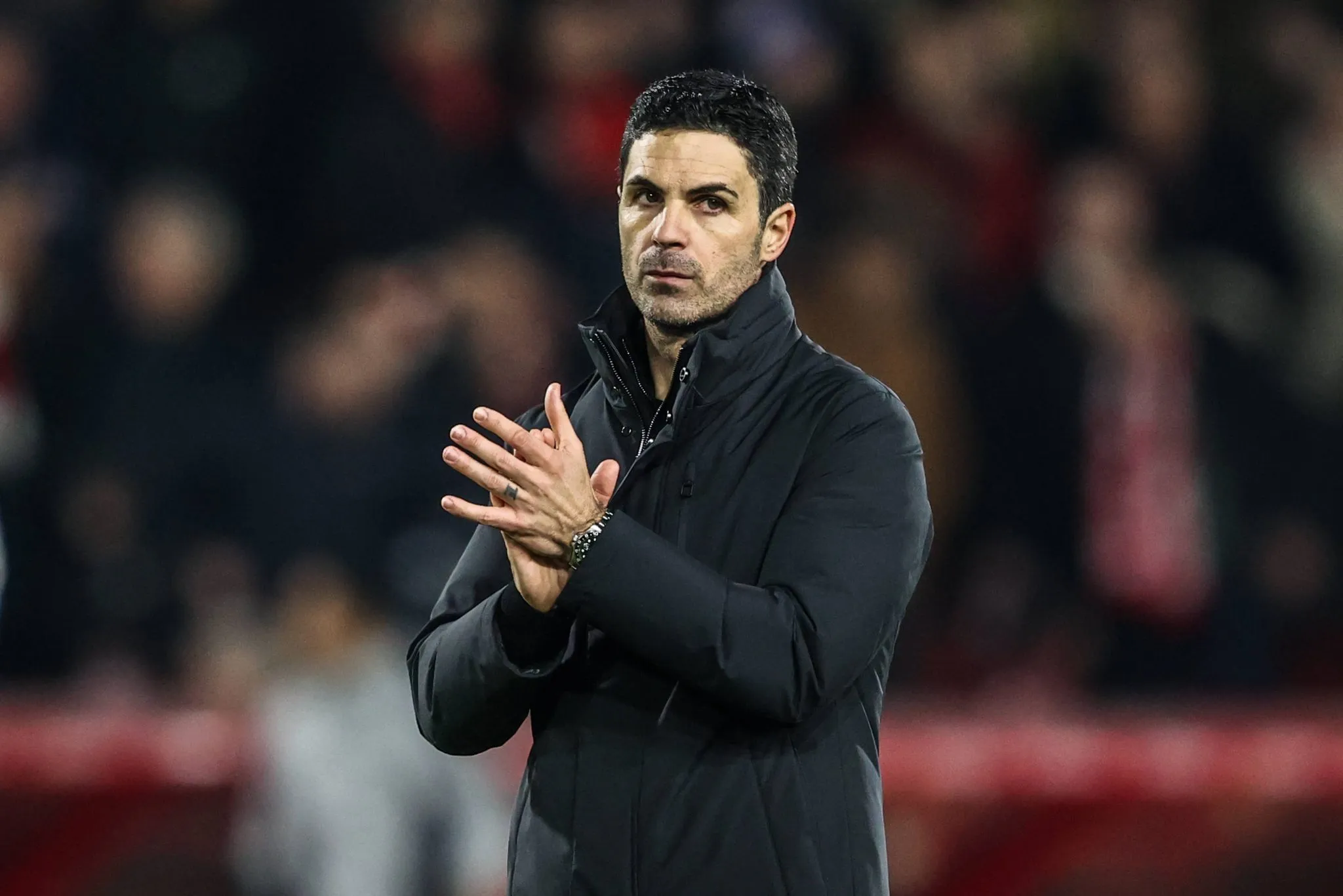 Arteta aplaude a torcida do Arsenal ap&oacute;s jogo da Premier League
