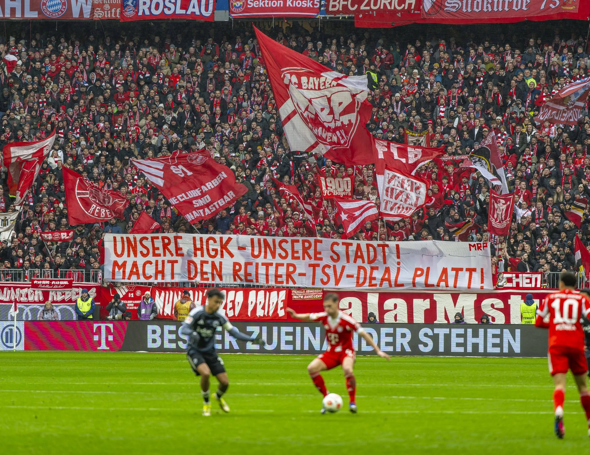 Torcida do Bayern em jogo na Allianz Arena