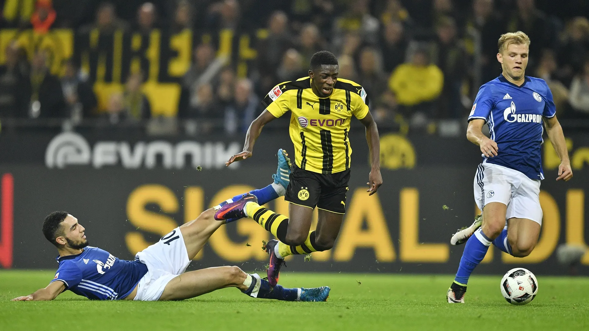 Dortmund e Schalke protagonizam d&eacute;rbi com n&uacute;mero de faltas digno de Brasileir&atilde;o