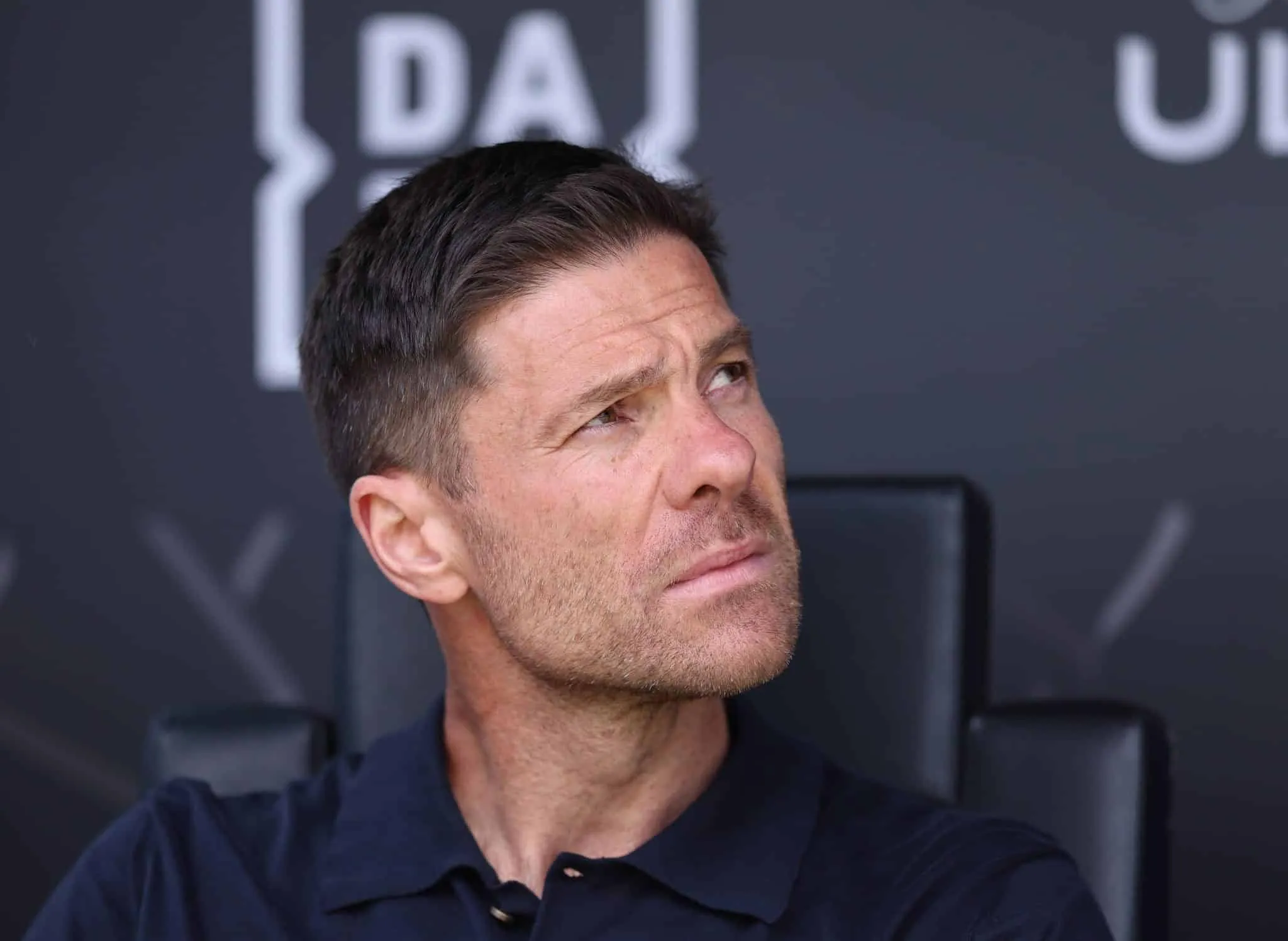 Expuls&atilde;o, &lsquo;ol&eacute;&rsquo; e mais: Xabi Alonso j&aacute; tem 1&ordf; vit&oacute;ria com selo Real Madrid para chamar de sua