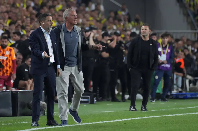 Mourinho orienta jogadores do Fenerbah&ccedil;e no cl&aacute;ssico contra o Galatasaray