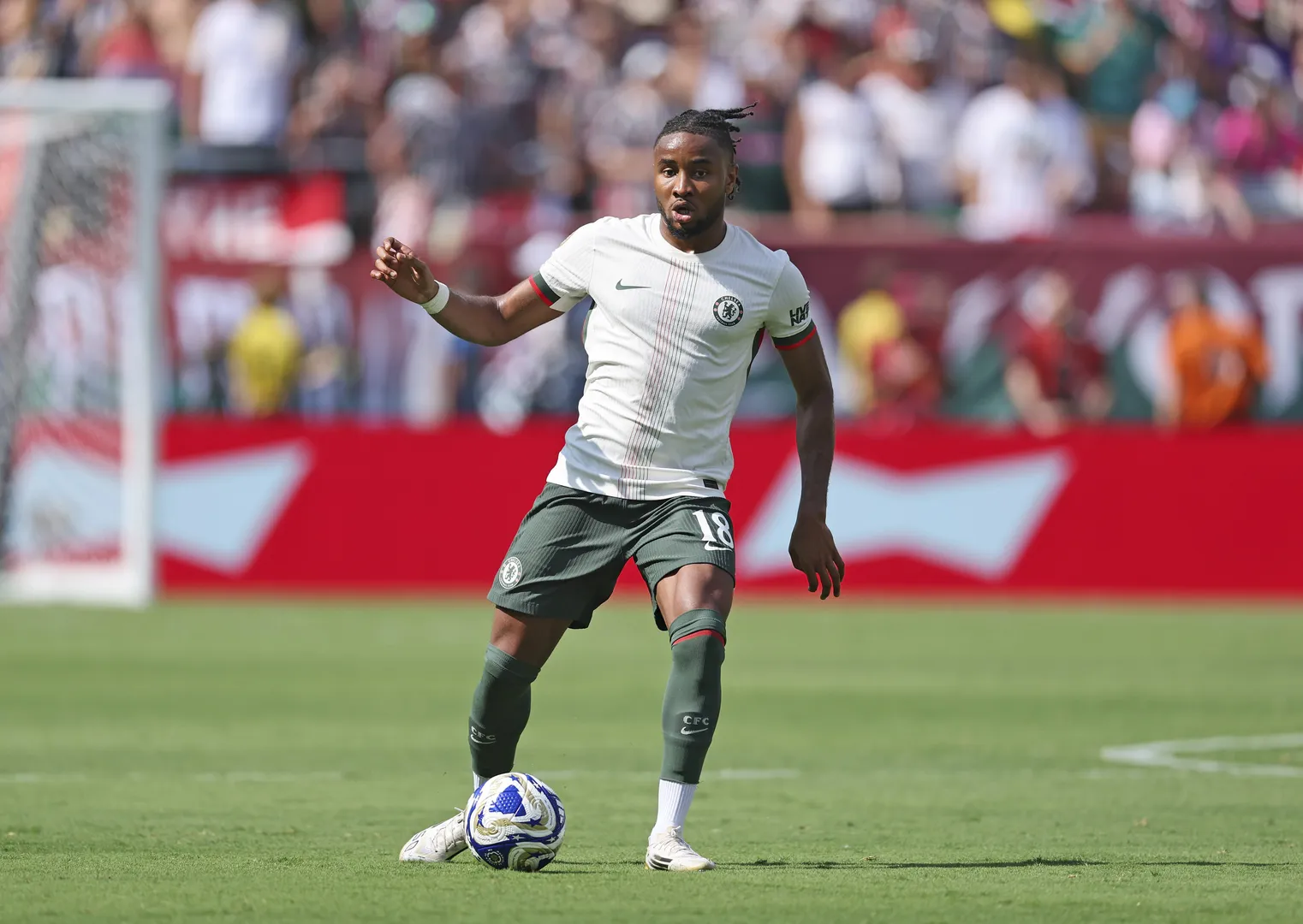 Nkunku em atua&ccedil;&atilde;o pelo  Chelsea (Foto: IMAGO / MIS)