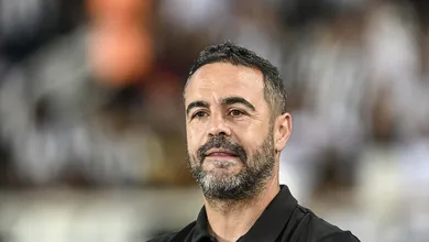 Com p&eacute;s no ch&atilde;o, Artur Jorge v&ecirc; vit&oacute;ria do Botafogo em cl&aacute;ssico como evolu&ccedil;&atilde;o do time