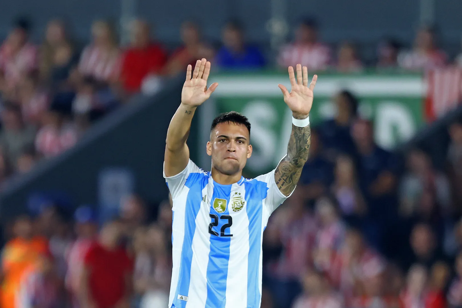 Lautaro Mart&iacute;nez comemora gol pela Argentina