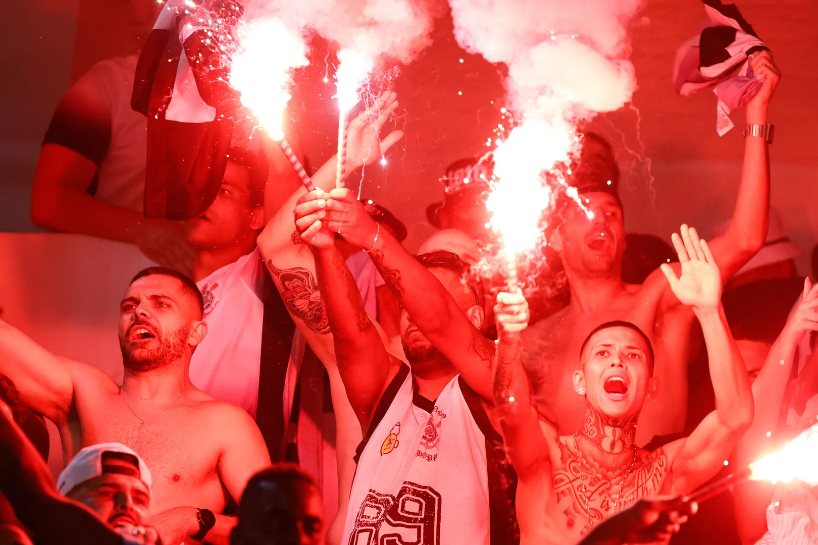 Sinalizadores Criciuma e Corinthians