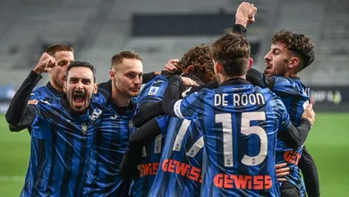 Atalanta venceu o Milan, chutou a freguesia para l&aacute; e de quebra se firmou no topo da tabela