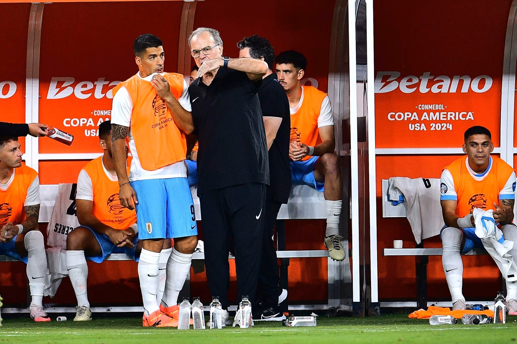 Marcelo Bielsa e Luis Su&aacute;rez em jogo do Uruguai na Copa Am&eacute;rica 2024