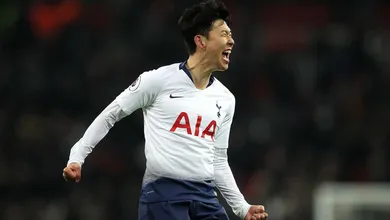 Tottenham vira no fim e, com todos os problemas, segue perseguindo os l&iacute;deres