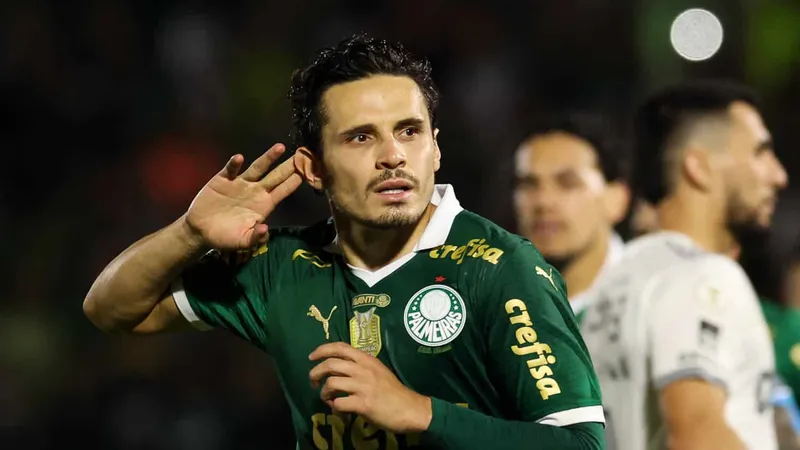 Raphael Veiga comemora seu segundo gol contra o Atl&eacute;tico-MG pelo Campeonato Brasileiro, na vit&oacute;ria por 2 a 1
