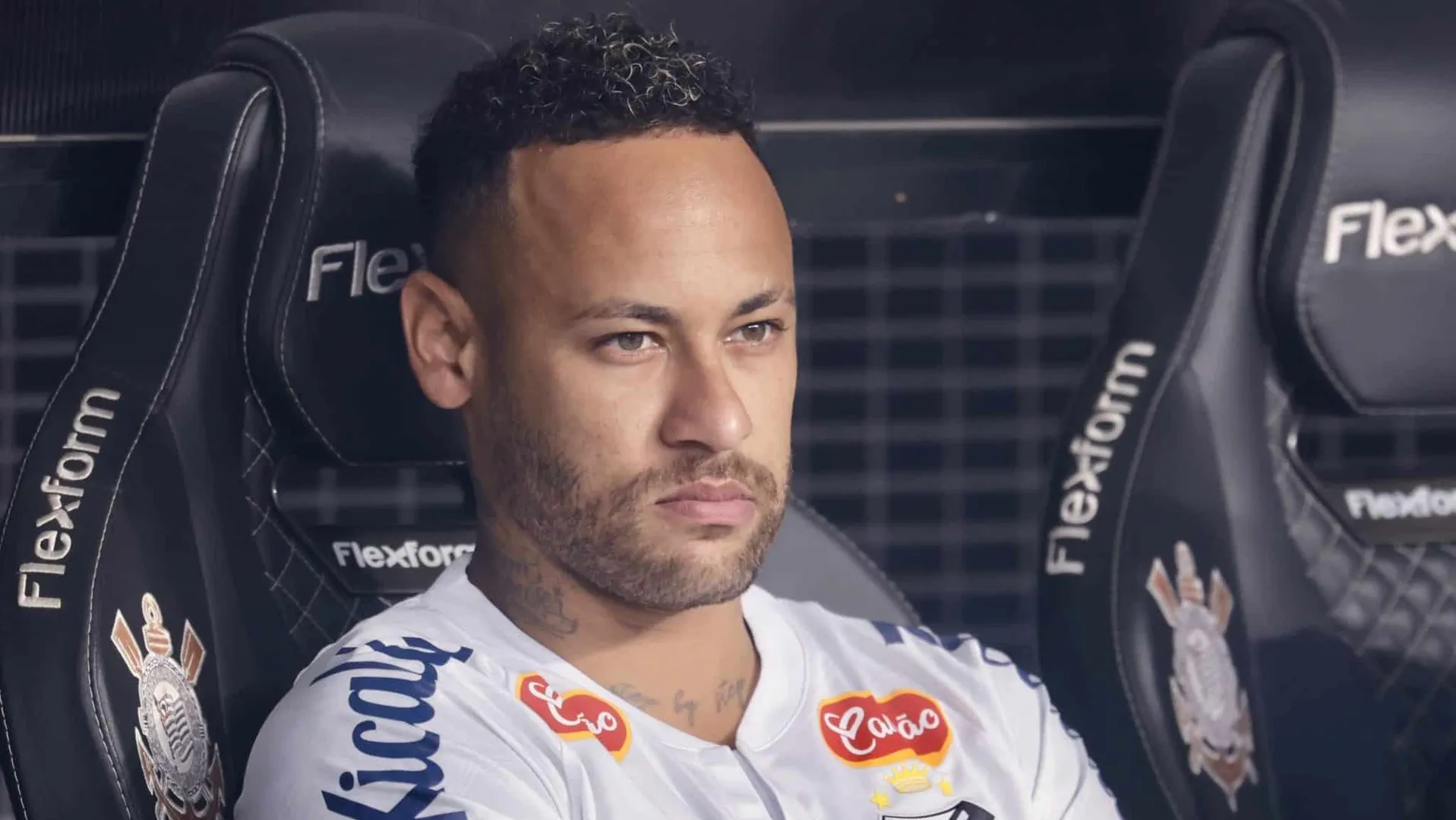 Neymar viu a derrota do Santos para o Corinthians no banco de reservas