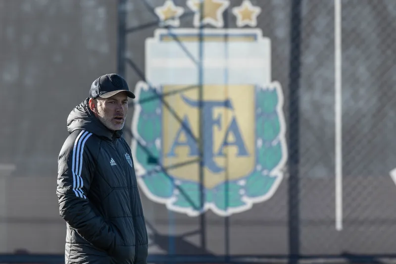 Gabriel Milito, t&eacute;cnico do Atl&eacute;tico, em treino na Argentina