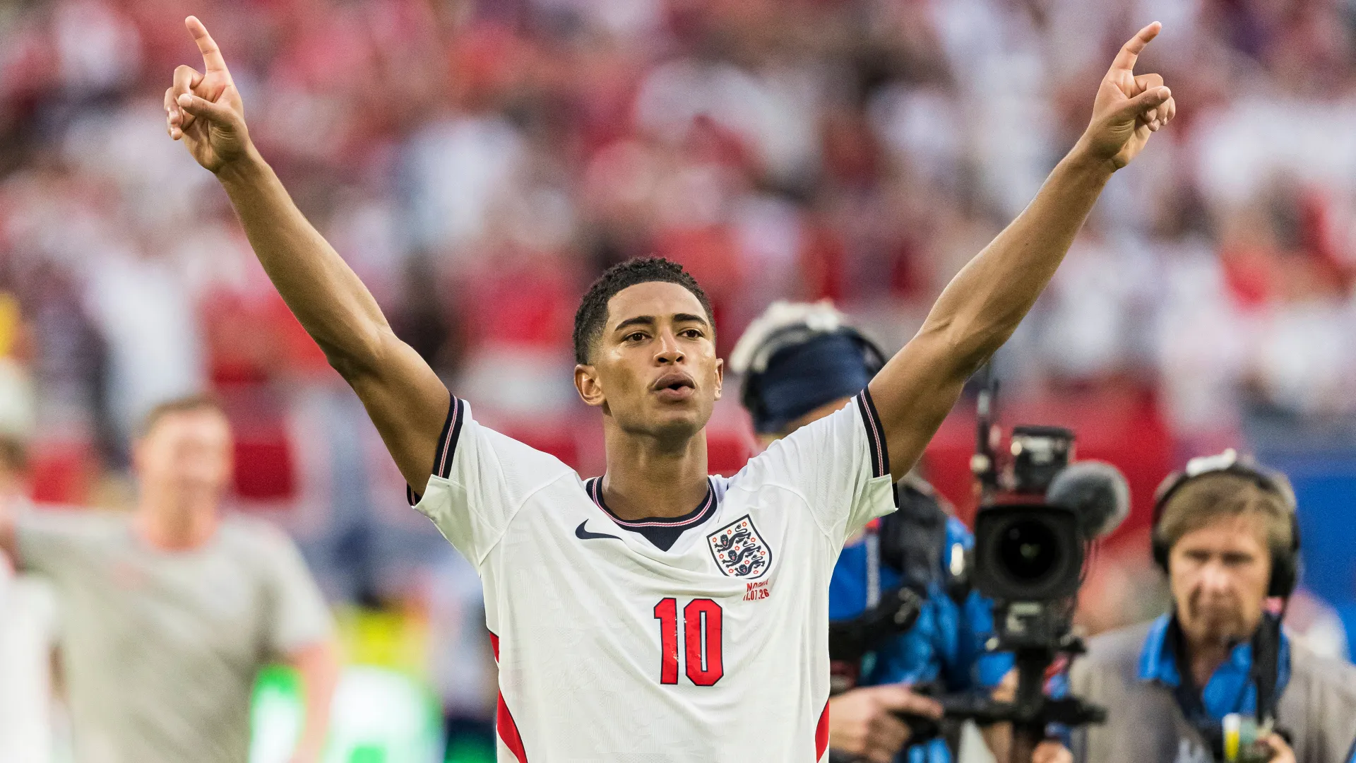 Jude Bellingham, meio-campista da Inglaterra, celebra a vit&oacute;ria na partida das quartas de final da Copa do Mundo 2026 entre Noruega e Inglaterra, no Miami Stadium, em Miami, nos Estados Unidos, em 11 de julho de 2026.