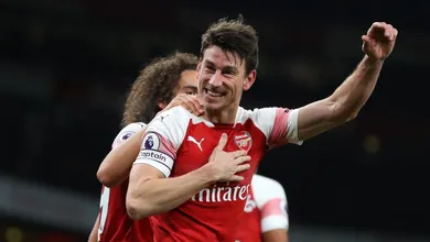 Arsenal sufoca sa&iacute;da de bola do Chelsea, &eacute; impec&aacute;vel na defesa e vence merecidamente no Emirates