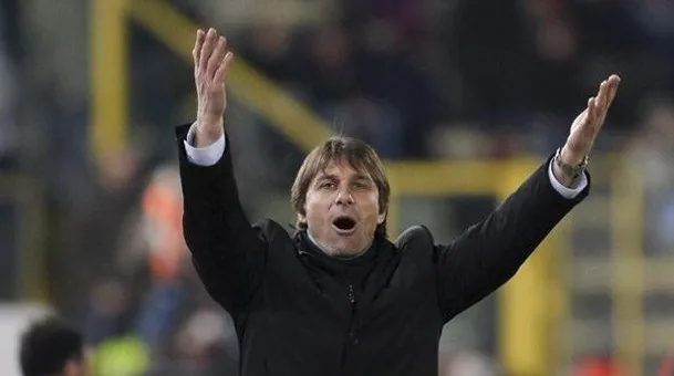 Conte durante jogo na Arena Juventus: nem ele escapou das brincadeiras do elenco ap&oacute;s o t&iacute;tulo