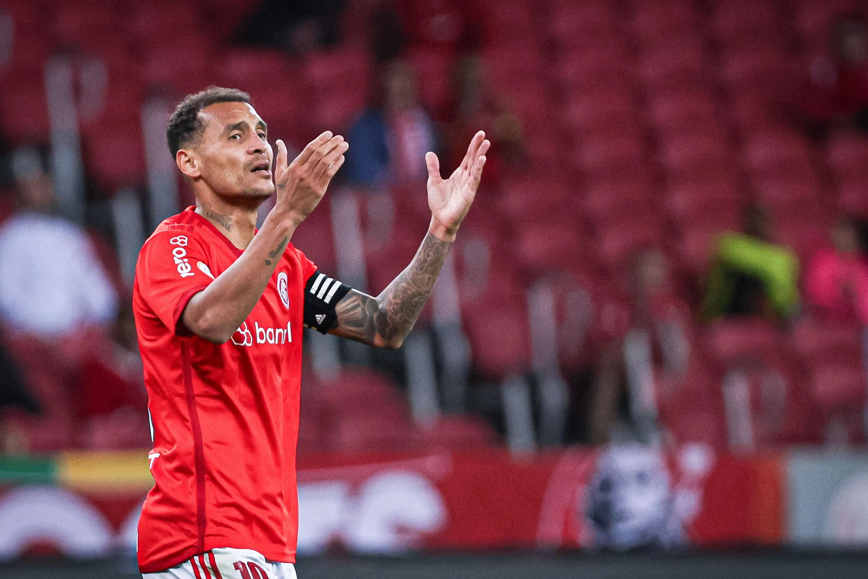Desgaste ou op&ccedil;&atilde;o de Coudet? Sa&iacute;da de Alan Patrick gera pol&ecirc;mica ap&oacute;s empate do Internacional